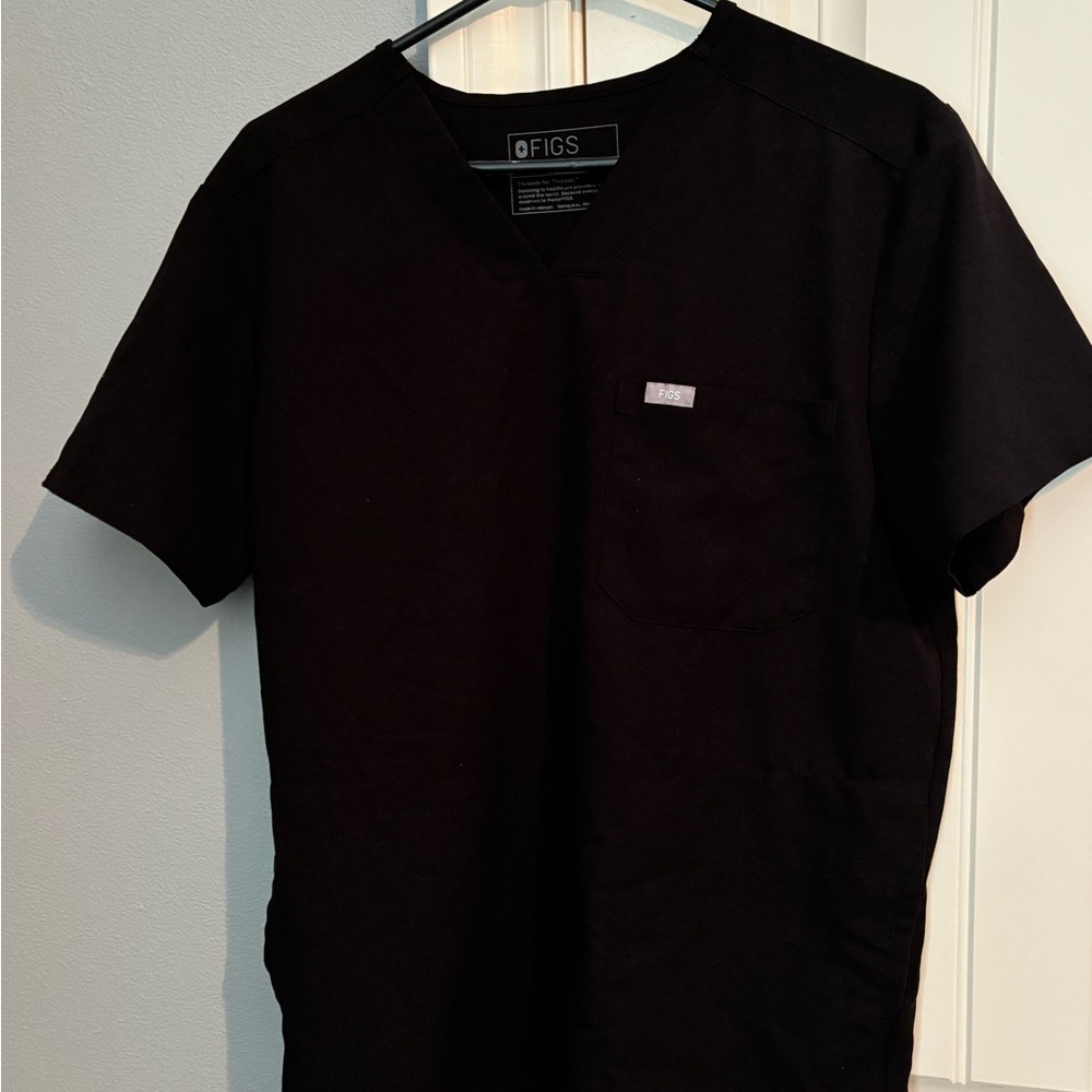 FIGS Men's Chisec Three pocket scrub top